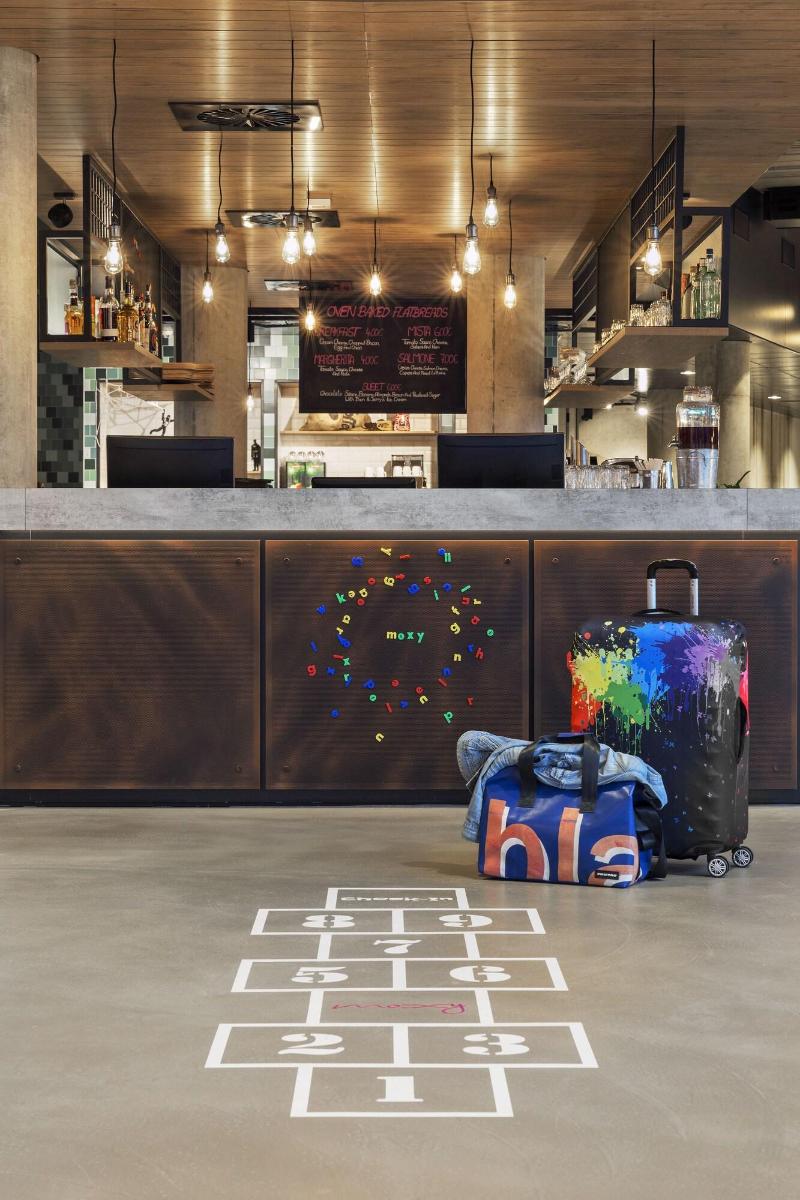 Moxy Duesseldorf South - Lobi