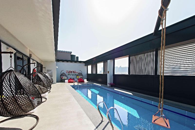 Hampton by Hilton Dubai Al Seef - Havuz
