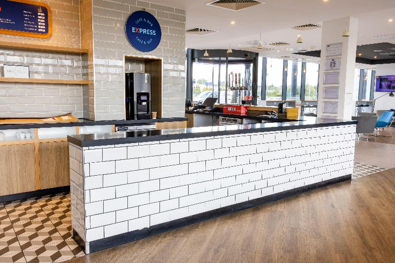 Holiday Inn Express Manchester - Trafford City - Bar