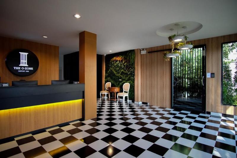 The O-Zone Airport Inn - Lobi