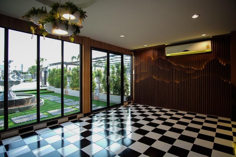 The O-Zone Airport Inn - Lobi