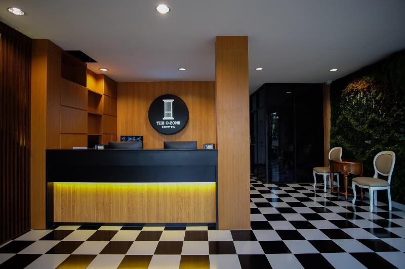 The O-Zone Airport Inn - Lobi