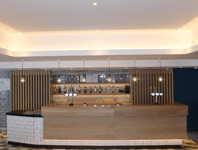 Holiday Inn Express Oxford - Kassam Stadium - Bar