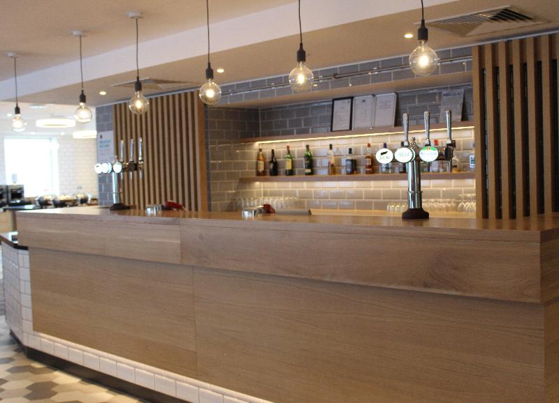 Holiday Inn Express Oxford - Kassam Stadium - Bar