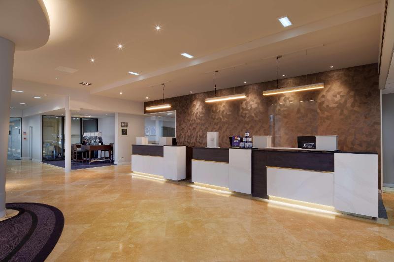 DoubleTree by Hilton Manchester Airport - Lobi