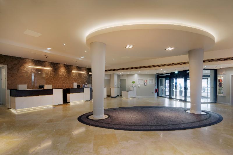 DoubleTree by Hilton Manchester Airport - Lobi