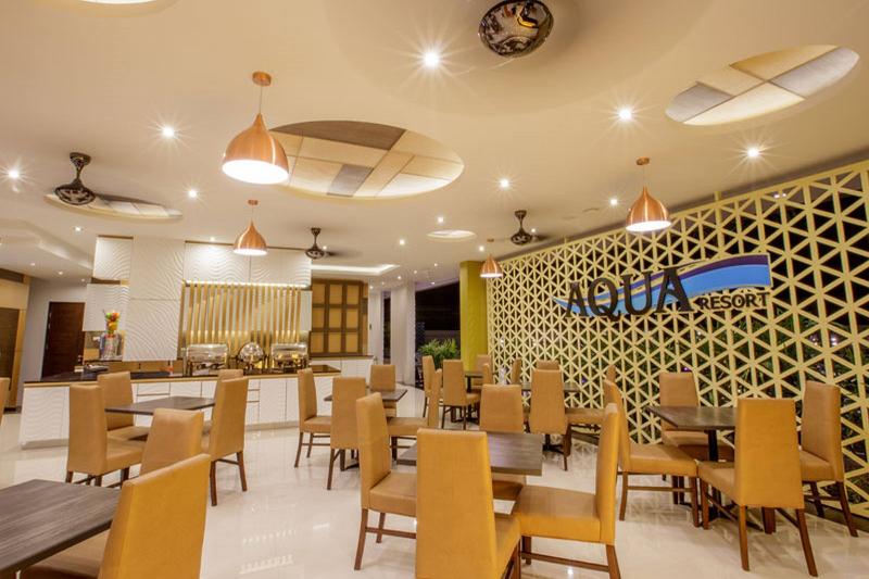 Aqua Resort Phuket Near Beach by ZUZU - Restoran