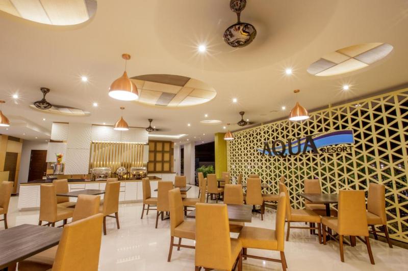 Aqua Resort Phuket Near Beach by ZUZU - Restoran