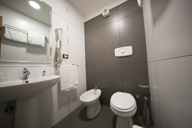 Mediterranea Hotel and Convention Center - Oda