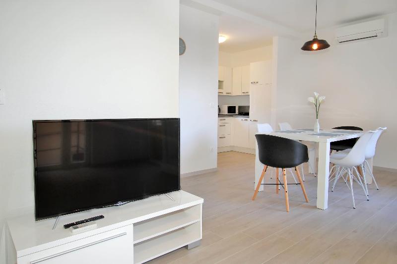 Bacan Family Apartments - Oda