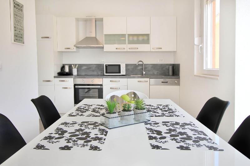 Bacan Family Apartments - Oda