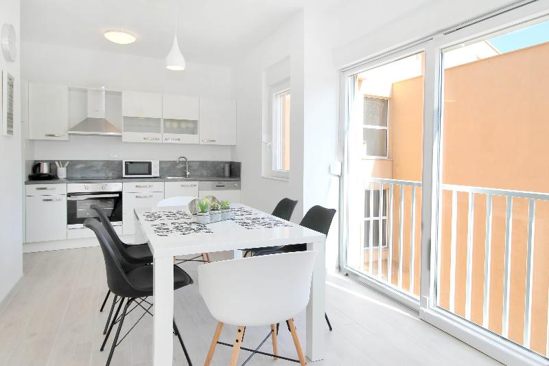 Bacan Family Apartments - Oda