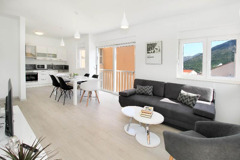 Bacan Family Apartments - Oda
