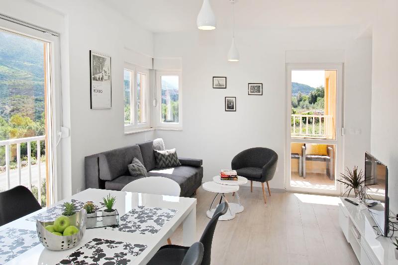 Bacan Family Apartments - Oda