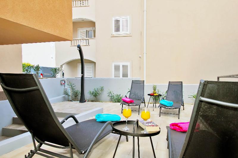 Bacan Family Apartments - Teras