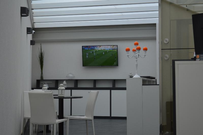 8 Room Hotel - Bar