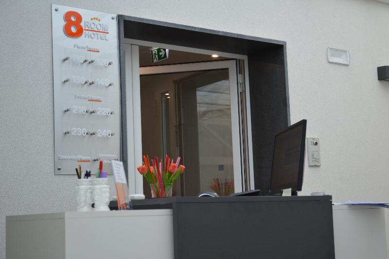 8 Room Hotel - Lobi