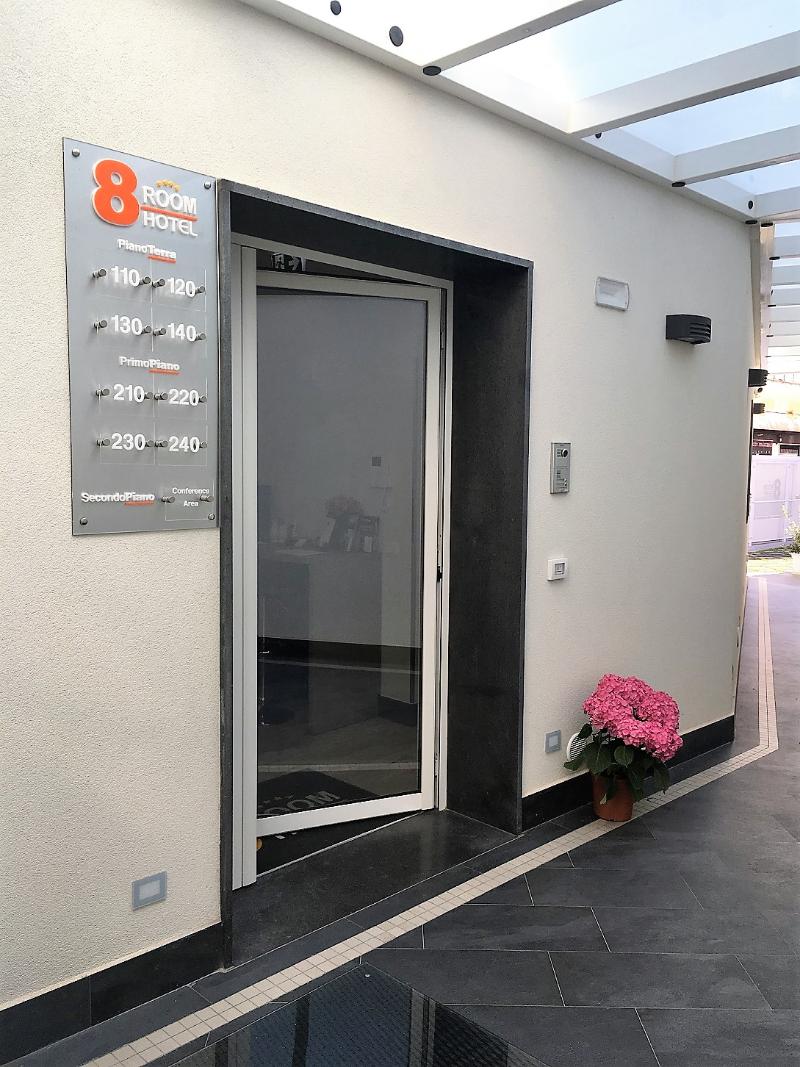 8 Room Hotel - Genel
