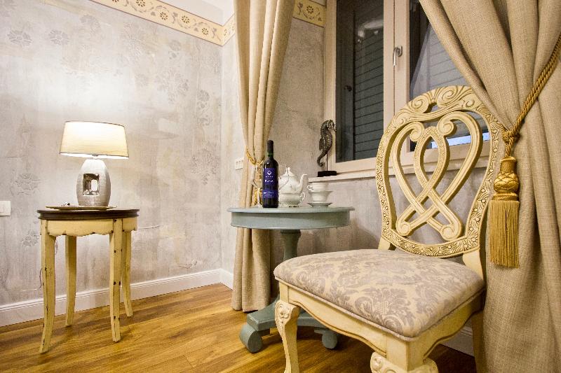 Plaza Marchi Old Town - Quaint & Elegant Hotels - Oda