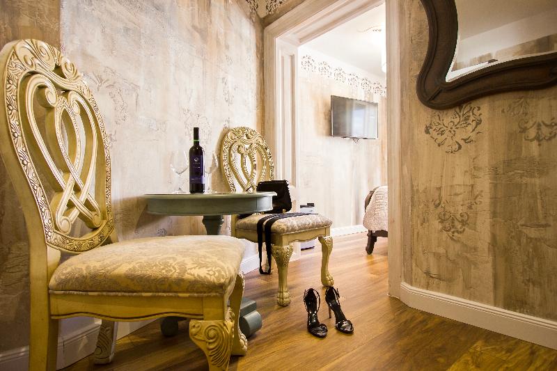 Plaza Marchi Old Town - Quaint & Elegant Hotels - Oda