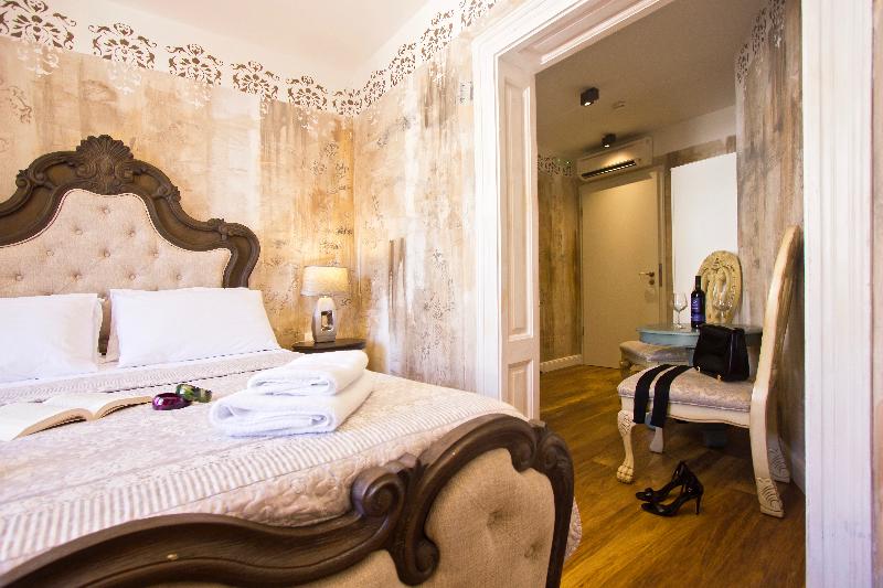 Plaza Marchi Old Town - Quaint & Elegant Hotels - Oda