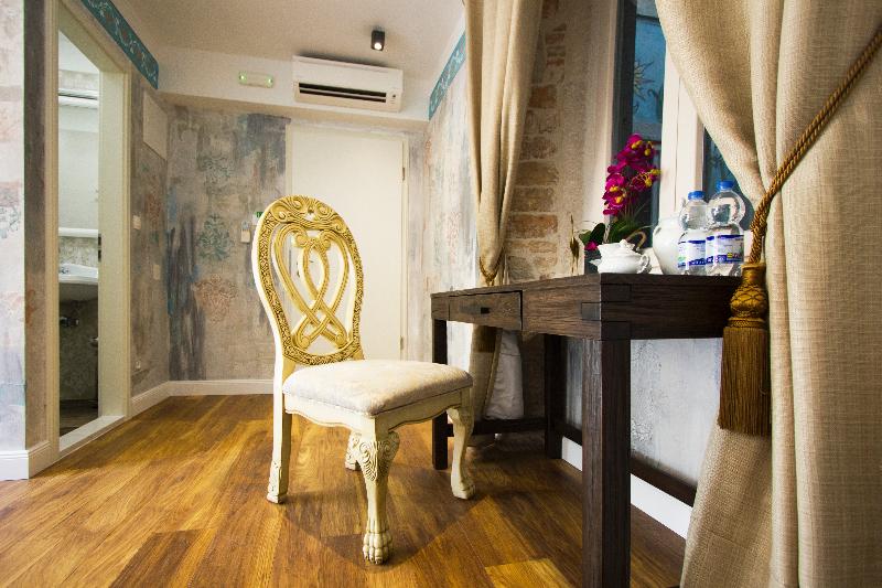Plaza Marchi Old Town - Quaint & Elegant Hotels - Oda