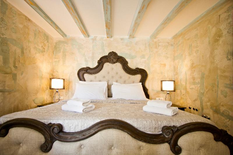 Plaza Marchi Old Town - Quaint & Elegant Hotels - Oda