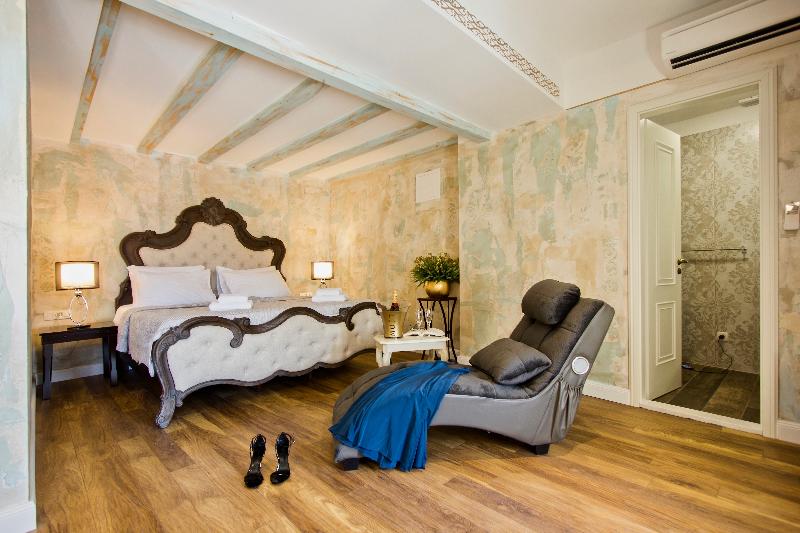 Plaza Marchi Old Town - Quaint & Elegant Hotels - Oda
