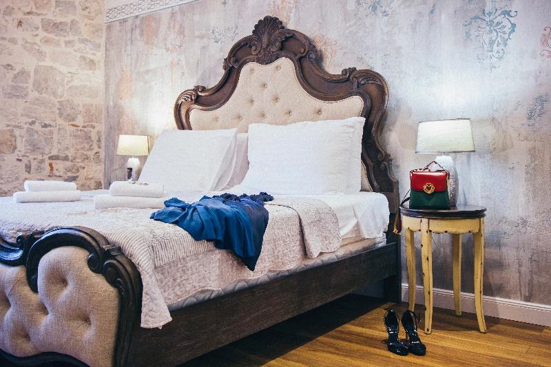 Plaza Marchi Old Town - Quaint & Elegant Hotels - Oda