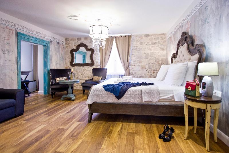 Plaza Marchi Old Town - Quaint & Elegant Hotels - Oda