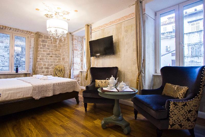 Plaza Marchi Old Town - Quaint & Elegant Hotels - Oda