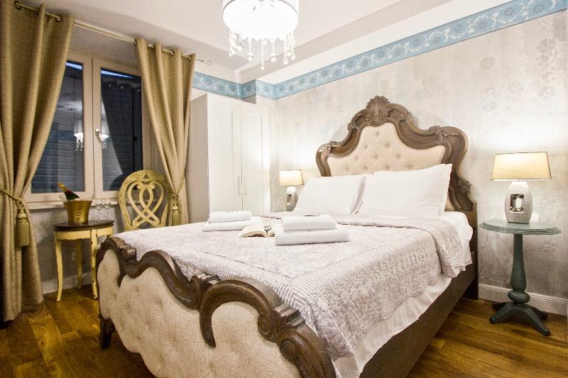 Plaza Marchi Old Town - Quaint & Elegant Hotels - Oda