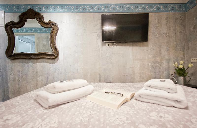 Plaza Marchi Old Town - Quaint & Elegant Hotels - Oda