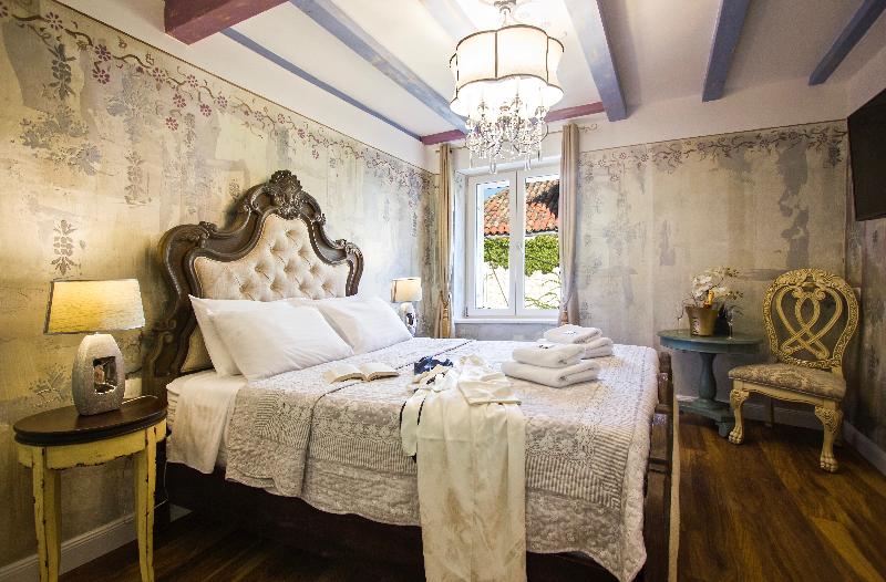 Plaza Marchi Old Town - Quaint & Elegant Hotels - Oda