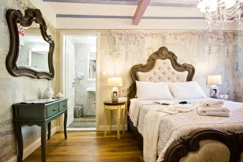 Plaza Marchi Old Town - Quaint & Elegant Hotels - Oda