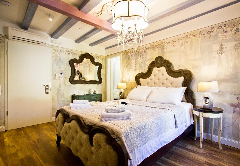 Plaza Marchi Old Town - Quaint & Elegant Hotels - Oda