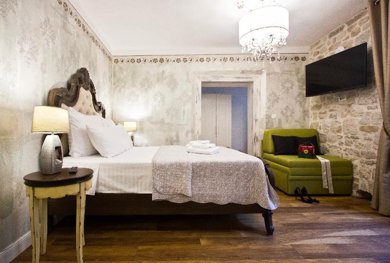 Plaza Marchi Old Town - Quaint & Elegant Hotels - Oda