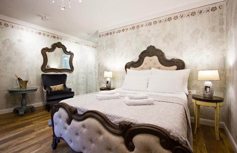 Plaza Marchi Old Town - Quaint & Elegant Hotels - Oda