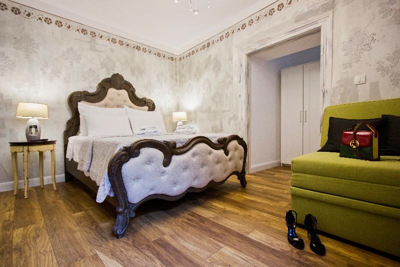 Plaza Marchi Old Town - Quaint & Elegant Hotels - Oda