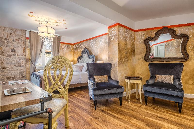 Plaza Marchi Old Town - Quaint & Elegant Hotels - Oda