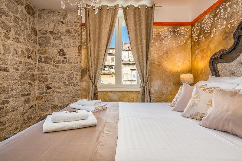 Plaza Marchi Old Town - Quaint & Elegant Hotels - Oda