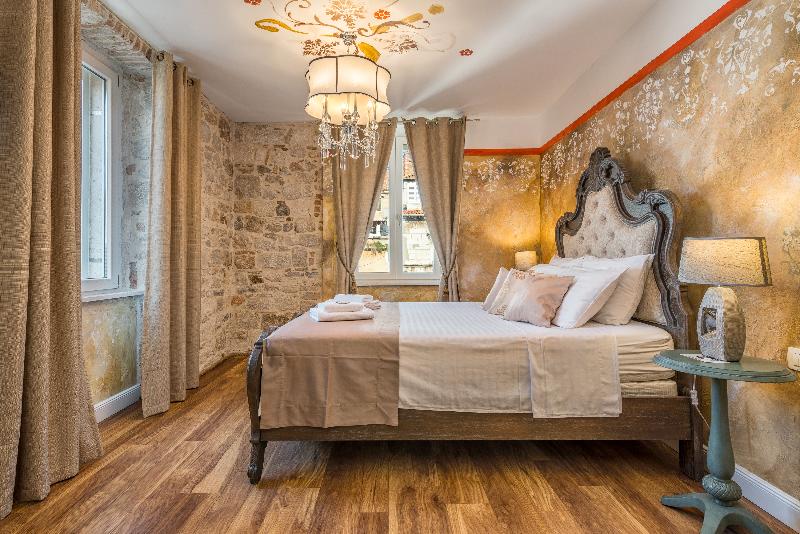 Plaza Marchi Old Town - Quaint & Elegant Hotels - Oda