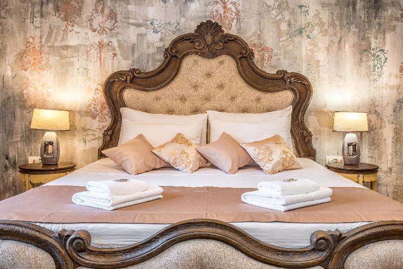Plaza Marchi Old Town - Quaint & Elegant Hotels - Oda