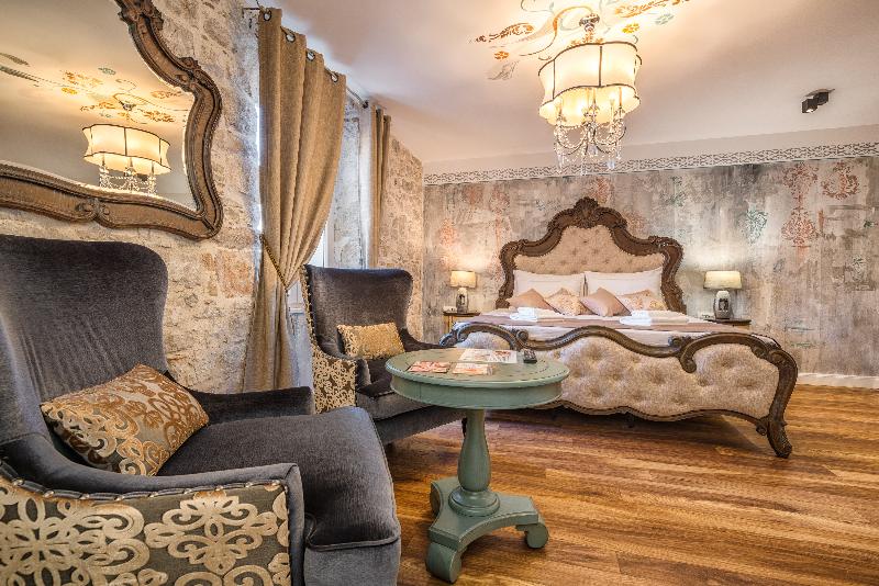 Plaza Marchi Old Town - Quaint & Elegant Hotels - Oda