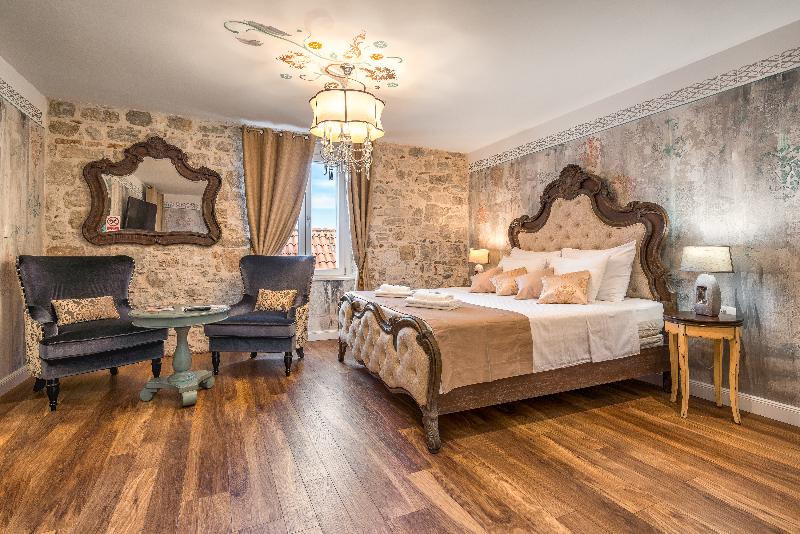 Plaza Marchi Old Town - Quaint & Elegant Hotels - Oda