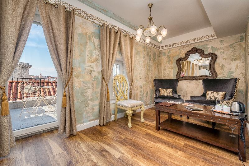Plaza Marchi Old Town - Quaint & Elegant Hotels - Oda