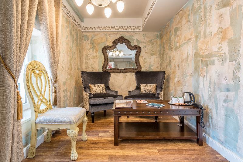 Plaza Marchi Old Town - Quaint & Elegant Hotels - Oda