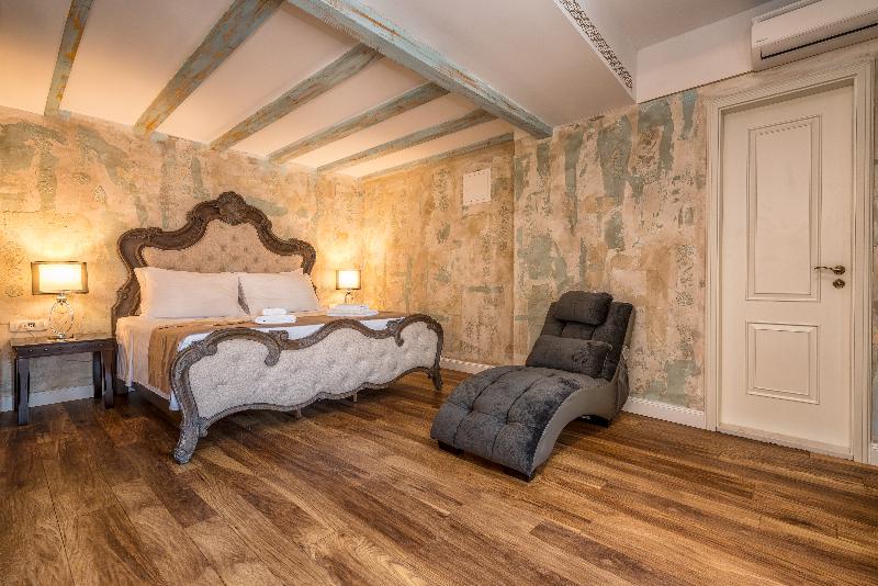 Plaza Marchi Old Town - Quaint & Elegant Hotels - Oda