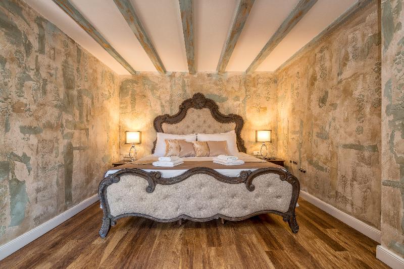 Plaza Marchi Old Town - Quaint & Elegant Hotels - Oda