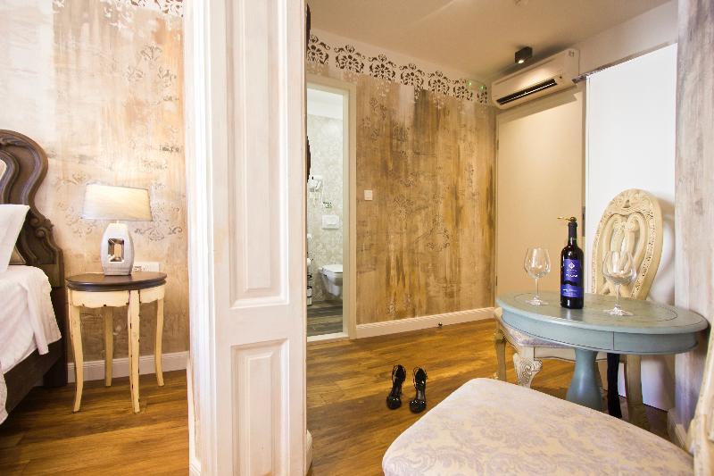 Plaza Marchi Old Town - Quaint & Elegant Hotels - Oda